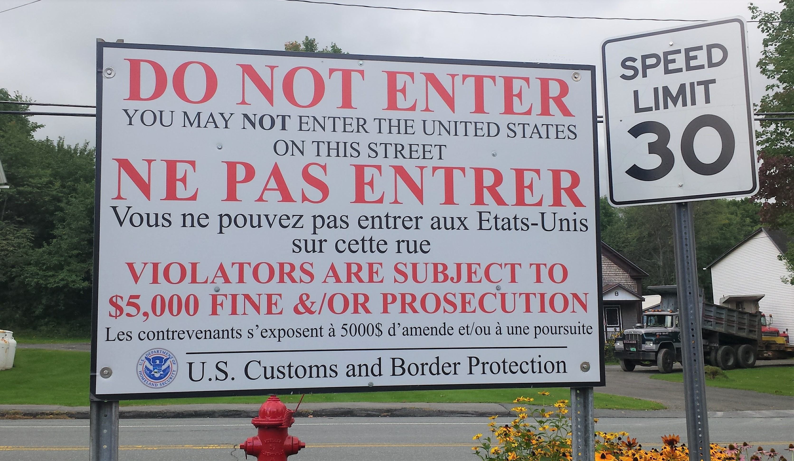 canada border sign